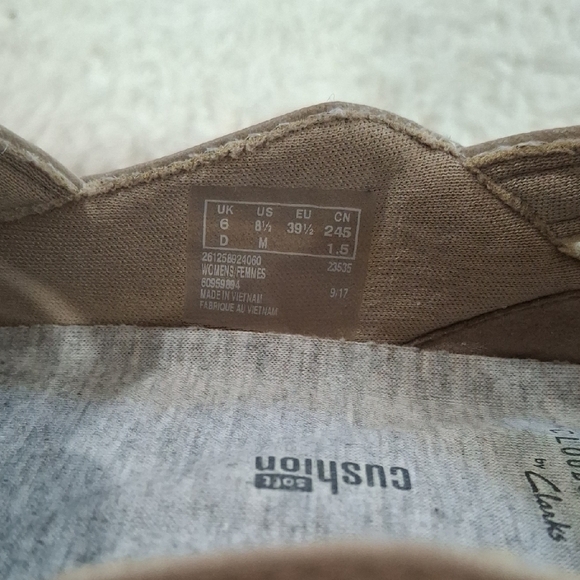 Clarks Tan Cushioned Sandals - Picture 6 of 6